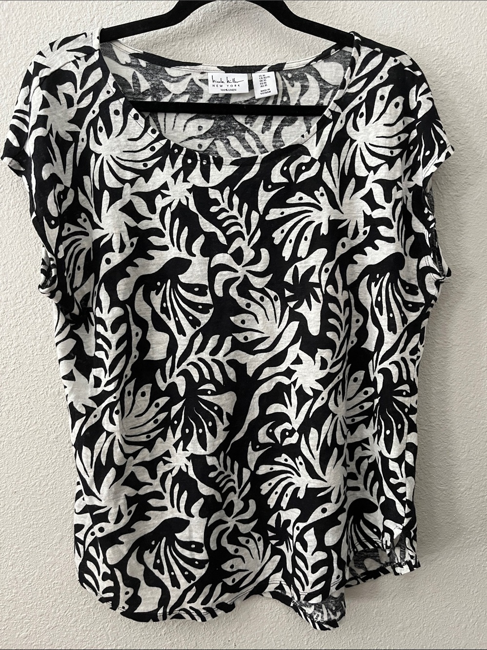 Nichole Miller 100% Linen Black & White Leaf Short Sleeve Top
SZ XL